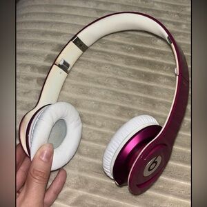 Pink beats. Not Bluetooth. Does not come with original cord.